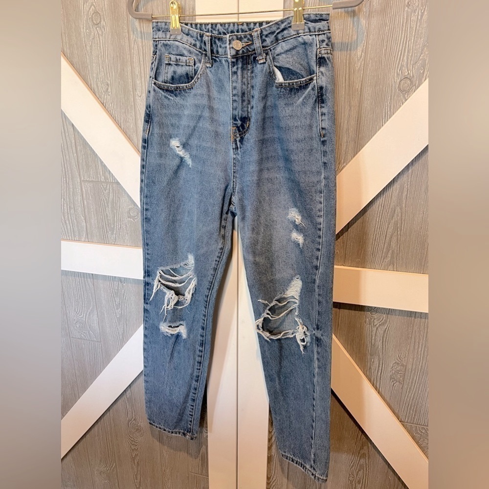 B7.14 Extremely Distressed Ankle Jeans Small(4-6)